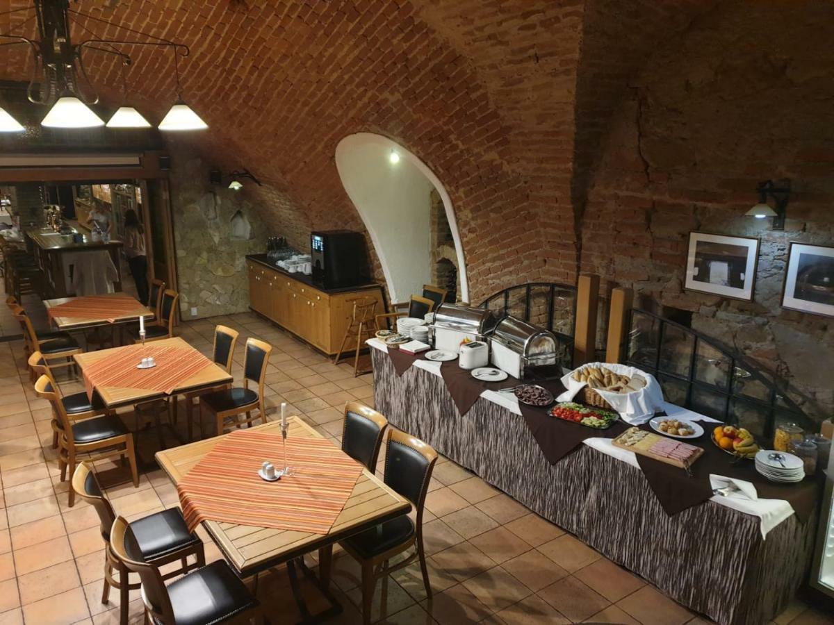 Hotel Konicek Uherské Hradiště Buitenkant foto