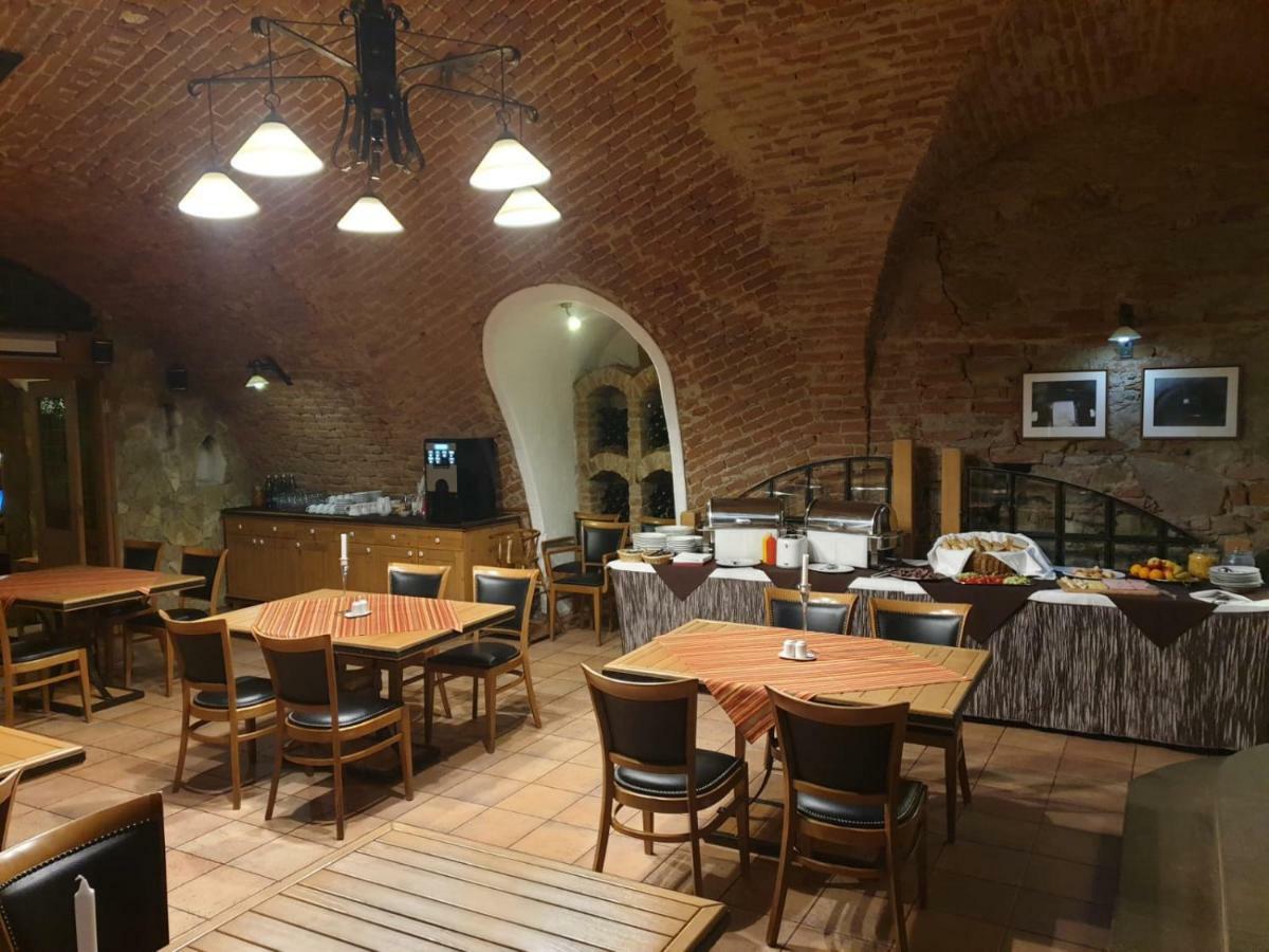 Hotel Konicek Uherské Hradiště Buitenkant foto